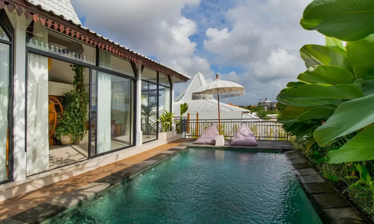 Spacious 4-Bedroom Joglo-Style Villa for Rent or Leasehold Sale in Padonan, Canggu