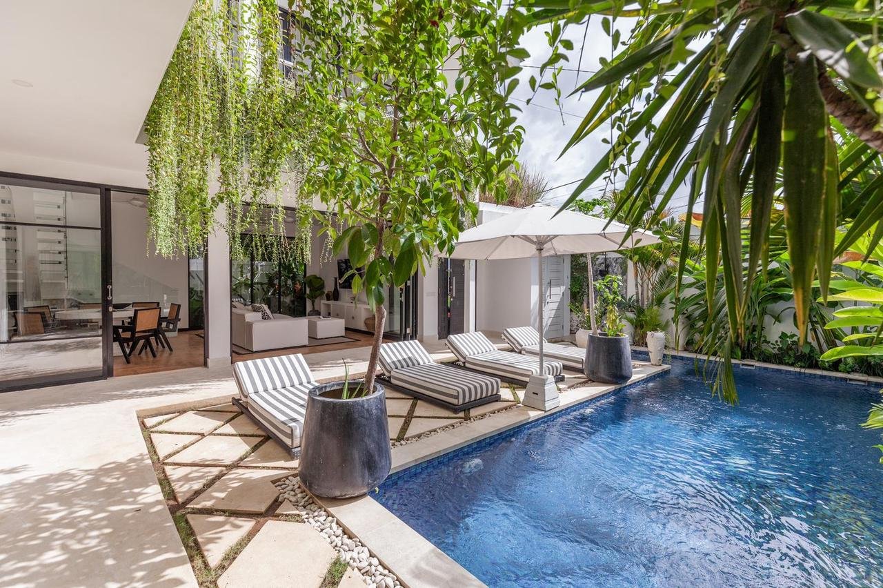 Stylish 3-Bedroom Villa in Prime Berawa – 800m from the Beach - Leasehold