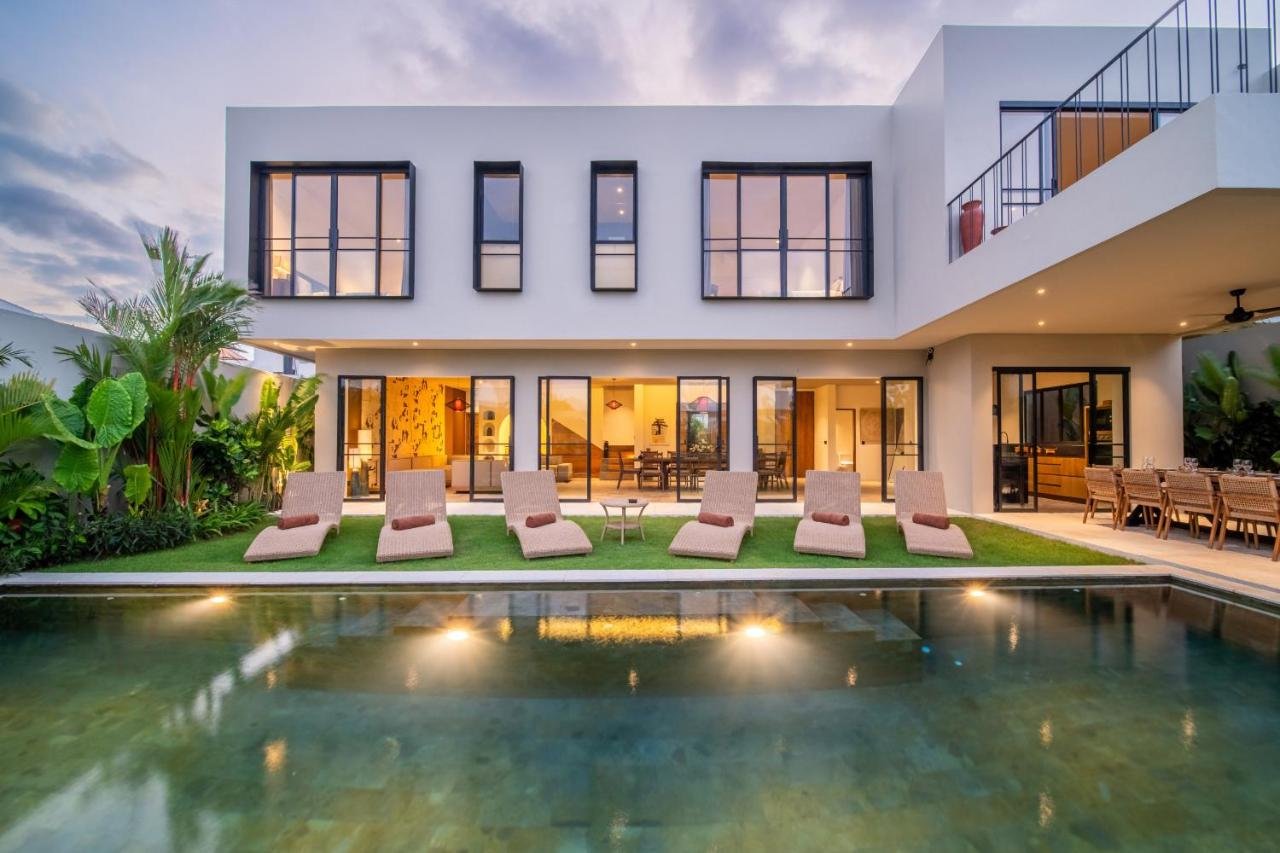 Spacious 6-Bedroom Modern Tropical Villa in Umalas – Leasehold