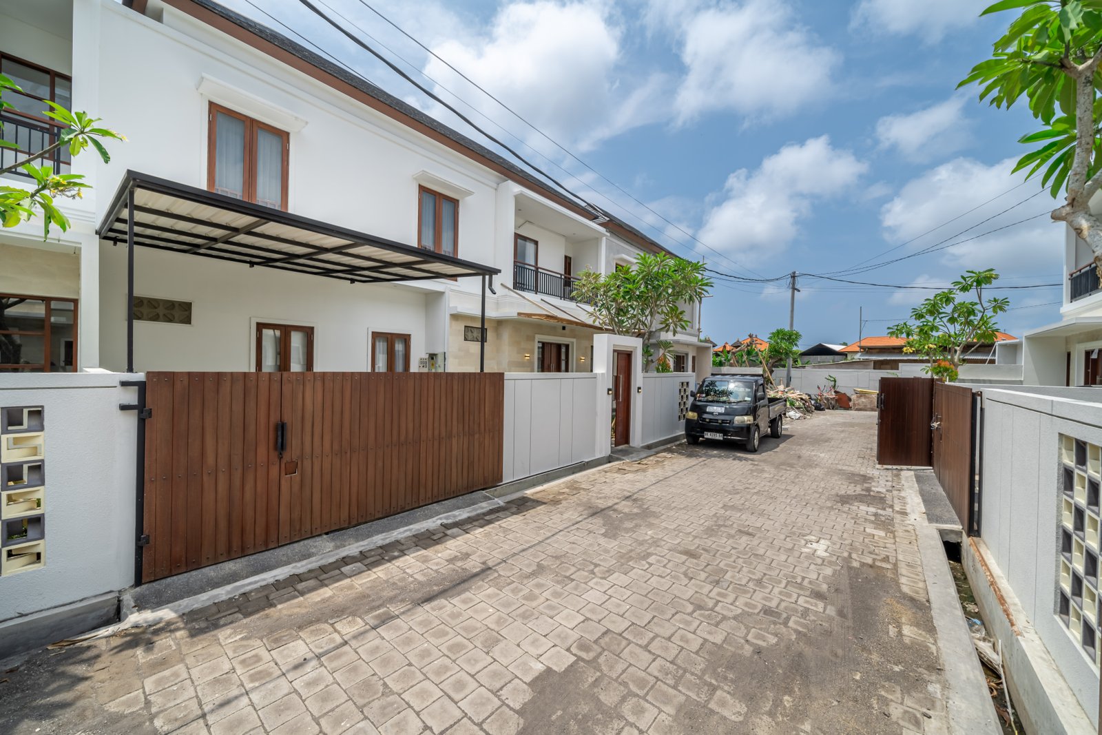 For Sale: Spacious 4-Bedroom Semi-Villa in Kerobokan - Leasehold or Freehold