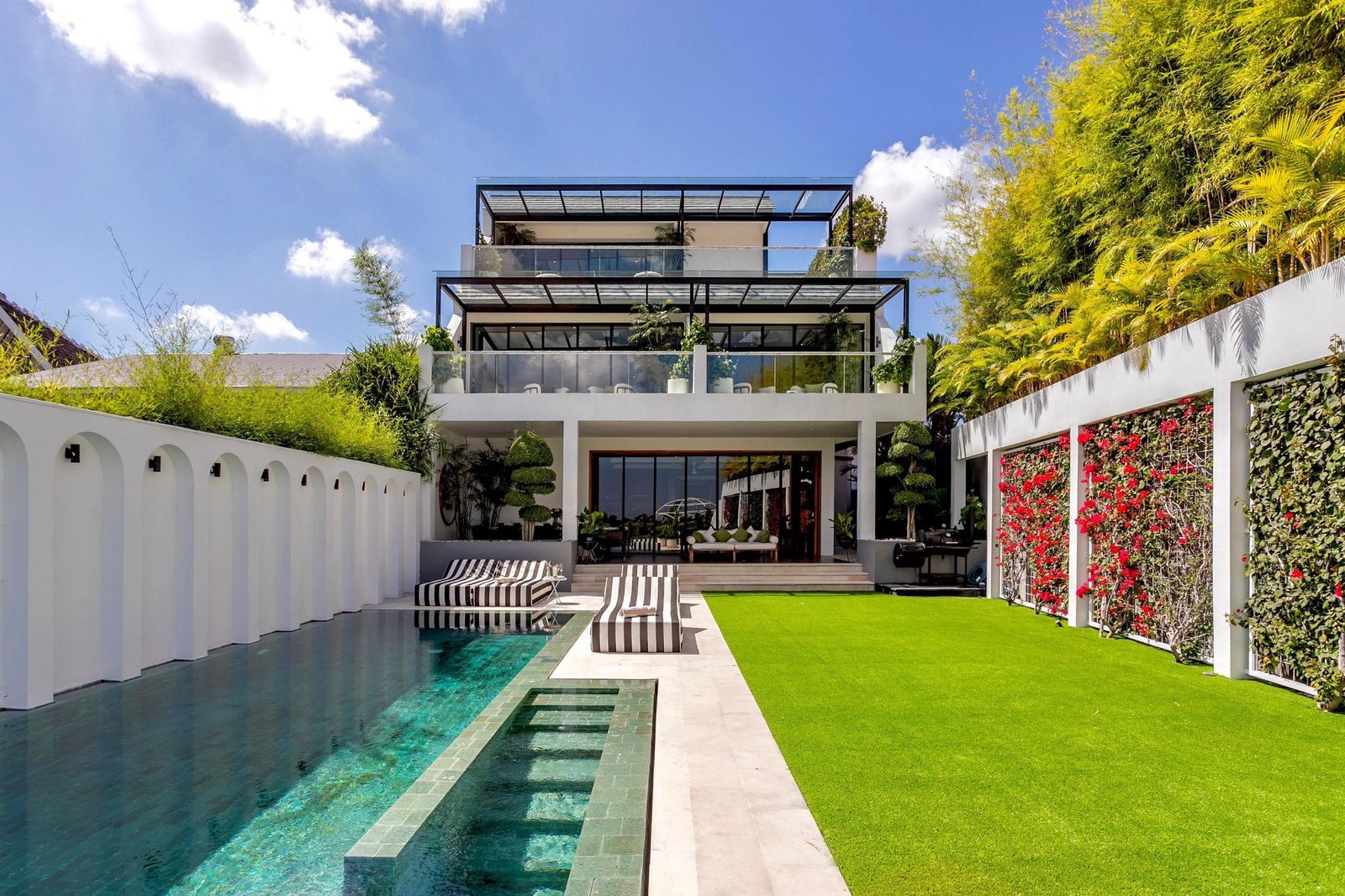 YEARLY RENTAL: 4 BEDROOM MODERN LUXURY VILLA IN BABAKAN, CANGGU