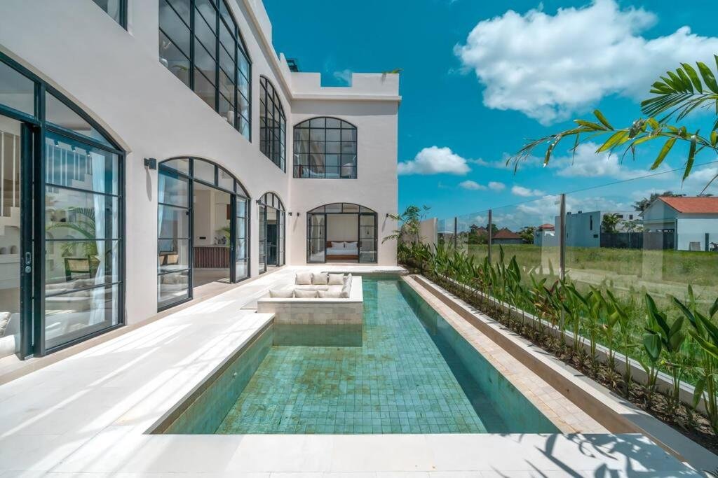 3-Bedroom Leasehold Villa in Seseh – Modern Elegance with Rooftop Views