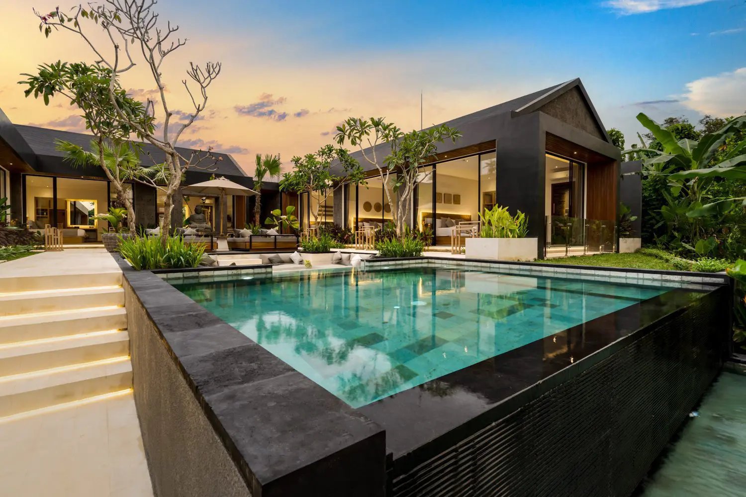 Luxurious 6-Bedroom Villa with Two-Level Jungle-View Pool in South Ubud
