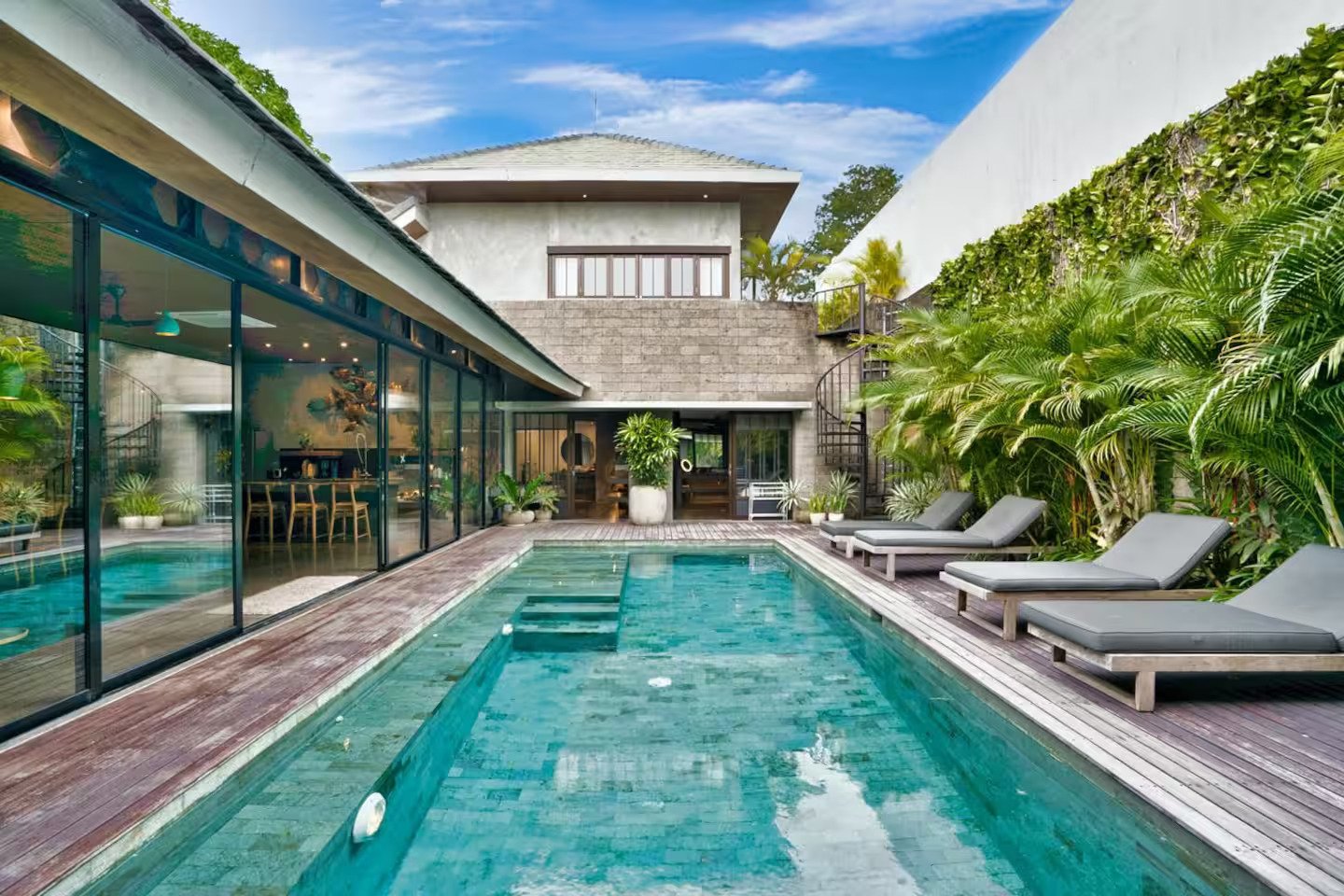 Modern 5-Bedroom Freehold Villa in Canggu – Prime Location & Investment Opportunity