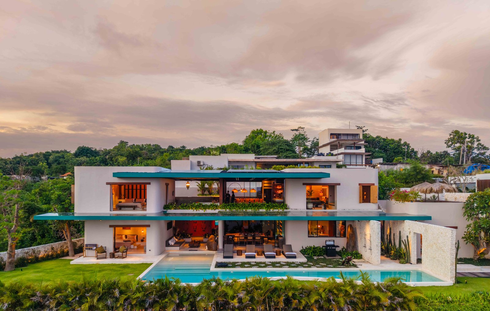Freehold: Luxury 4-Bedroom Villa Forsale in Uluwatu With Panoramic Ocean View - Turnkey