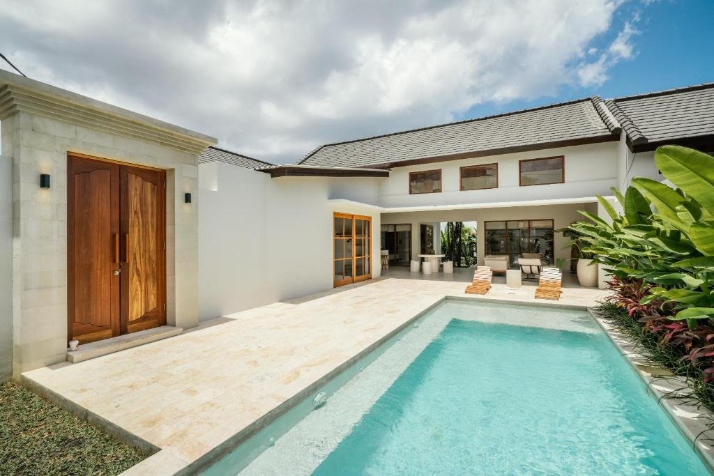 Prime Location: 3-Bedroom Villa with Soaring Ceilings and Private Pool For Sale Leasehold in Canggu