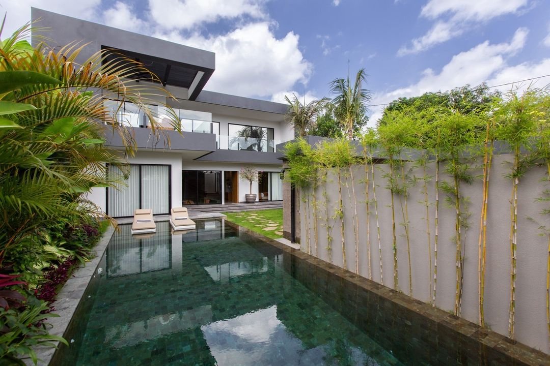 Leasehold: Modern Luxury 4-Bedroom Villa in Tranquil Area of Buduk in Canggu